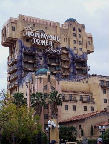 один из самых адреналиновых аттракционов - Tower of Terror