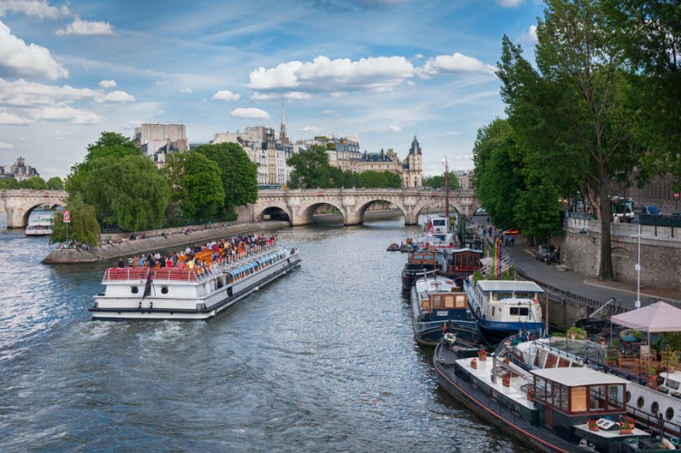 Туристические теплоходы в центре Парижа
