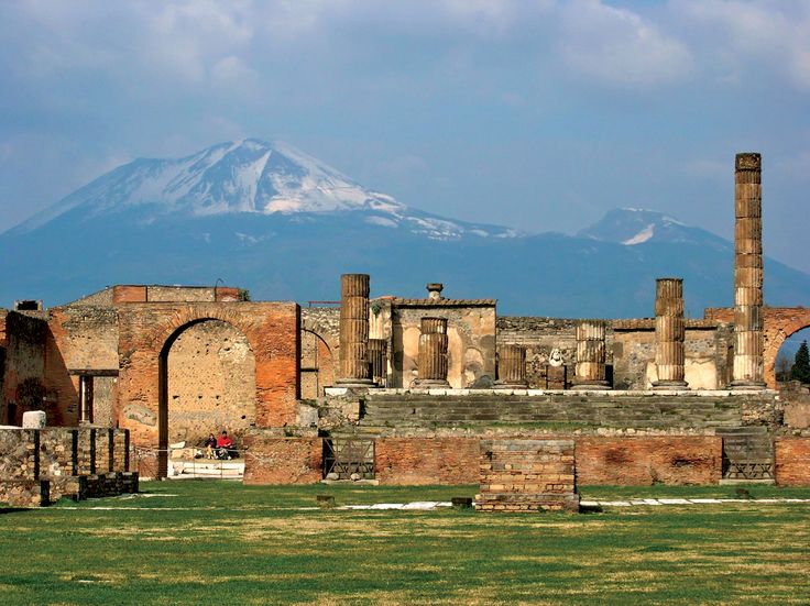 вулкан Везувий на фоне разрушенных останков города Помпеи