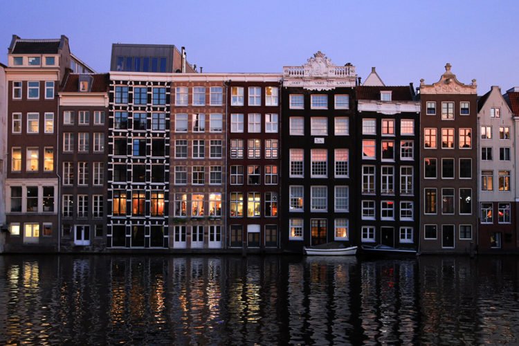 В Амстердам Самостоятельно