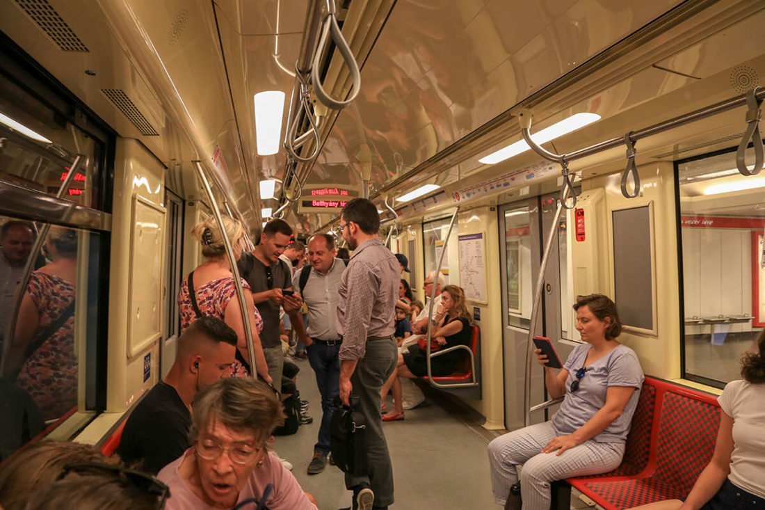 Внутри вагона метро Будапешта