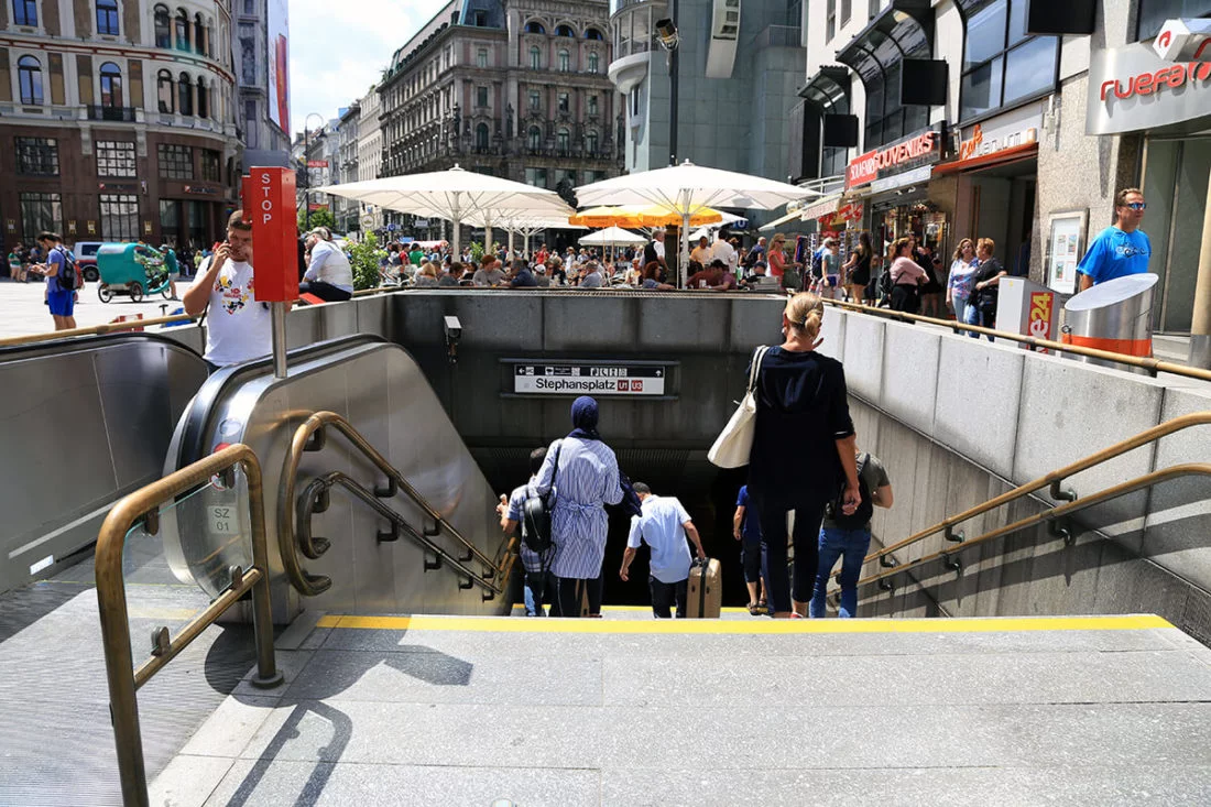 Вход в метро Вены